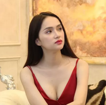 Hoa hậu Hương Giang công khai nâng ngực sửa lại